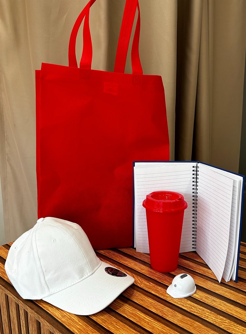 Bolsa, termo, libreta y gorra promocionales de VMACS
